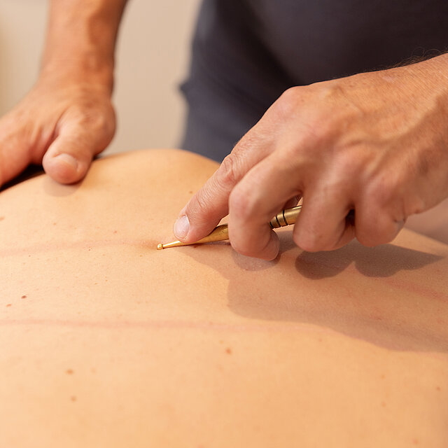 Patient wird am Rücken behandelt