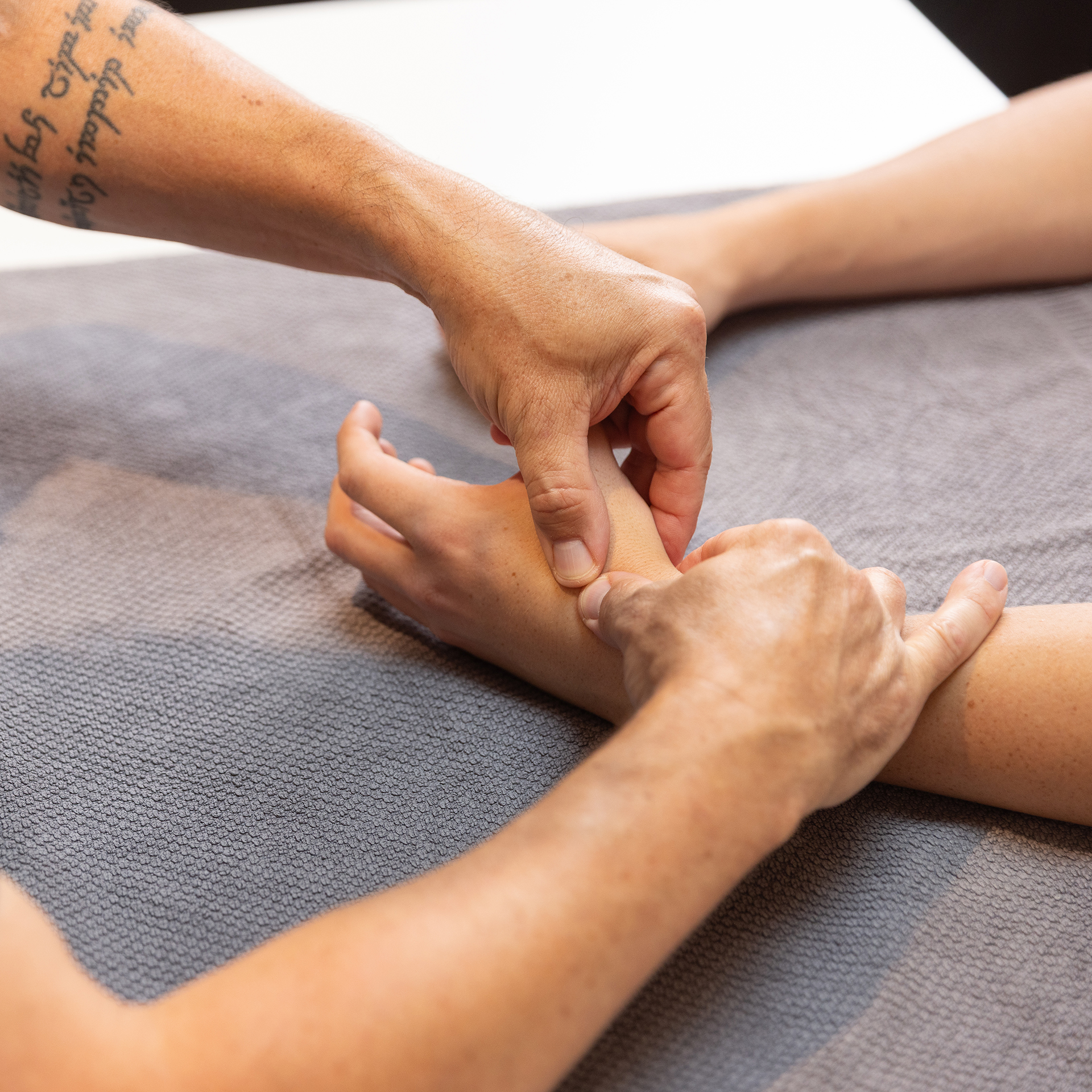 Patient und Therapeut bie Behandlung des Daumengelenks
